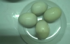 Trứng vịt lộn cho vào nồi nước, luộc chín, bóc sạch vỏ. Me ngâm nước ấm, dầm nhuyễn, lọc lấy nước cốt me, bỏ bã.