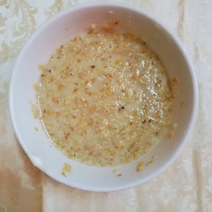 Đổ từ từ mè rang vào tô sữa và trộn đều tạo thành hỗn hợp sền sệt.
