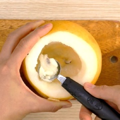 Lê Hàn Quốc mua về rửa sạch, khoét ruột, giữ lại phần ruột và phần nắp cuốn để đậy lại khi chưng.
