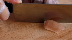 Rửa sạch lòng heo, bóp kỹ với chanh, giấm, muối cho sạch mùi hôi. Phần da heo và tim heo, rửa sạch bằng nước muối. Làm sạch xong, bạn cho hết các phần nguyên liệu này vào luộc chín. Khi chín vớt toàn bộ ra trụng vào tô nước lạnh. Cắt lát mỏng 100gr gan, 100gr tim heo, 50gr da heo, 100gr lòng heo đã chín để ăn kèm cháo lòng.