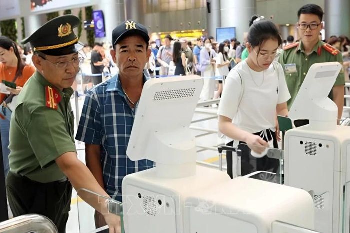 Khai báo sai số ngoại tệ, vàng khi xuất cảnh có thể bị phạt tới 50 triệu đồng - Đài Phát thanh và truyền hình Hà Nội