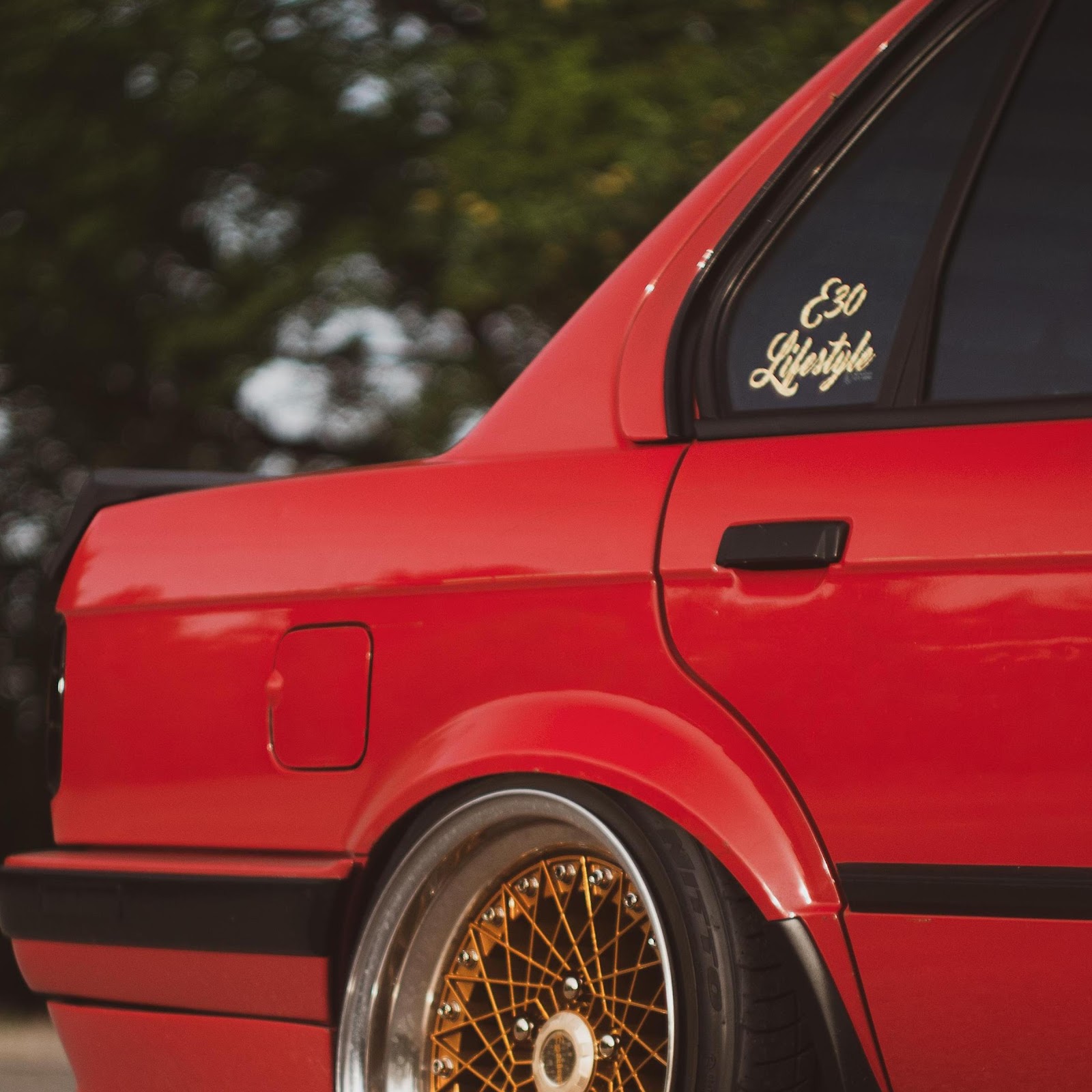 Download Red BMW E30 Stance Look 4K iPhone