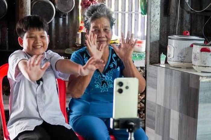 Chàng trai tí hon và lời hứa với bà nội: 'Con sẽ đậu đại học, con làm được!' - Báo Người Lao Động