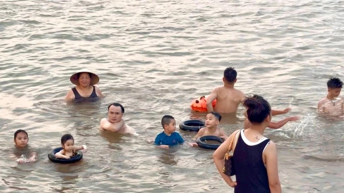 Chen chân xuống sông Hồng tránh nóng: Cuộc vui mùa hè tiềm ẩn hiểm họa khó lường - Chuyên trang An Ninh Thủ Đô - Báo Công an nhân dân