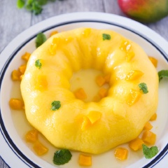 Khi ăn pudding xoài cốt dừa, bạn lấy bánh ra khỏi khuôn, thái miếng vừa ăn, rưới phần siro xoài lên và thưởng thức nhé. Pudding xoài cốt dừa là món tráng miệng dễ làm và nhanh gọn. Đây cũng là món ngọt mà các bé cực kỳ yêu thích bởi vị ngọt nhẹ, mềm mịn, béo ngậy, độ mát vừa phải lại thơm phức mùi xoài chín. Bạn có thể lựa chọn làm món ăn dặm cho bé nữa nha. Chúc bạn thành công và ngon miệng.