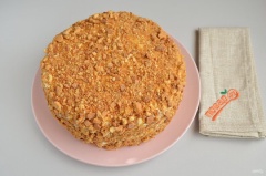 Vụn bánh thái vụn nát rồi rắc cho phủ đều lên bánh nhé! Bánh crepe nướng nhiều lớp đơn giản dễ làm, dễ dàng thành công ngay lần làm đầu tiên. Nếu không có lò nướng bạn có thể tiến hành nướng áp chảo với 1 chiếc chảo đáy phẳng và dày.