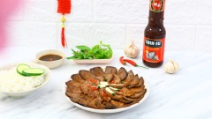 Bắp bò kho mật mía là một trong những món Tết truyền thống miền Trung, với những miếng thịt bò được kho mềm ẩm thấm gia vị đậm đà. Bắp bò có vị thơm, cay của gừng, tiêu xanh hòa quyện với vị đậm đà, thơm dịu của mật mía là sự kết hợp hoàn hảo cho món ăn ngày thường cũng như vào dịp Tết đãi khách. Món này ăn với cơm nóng là thơm ngon hết xảy!