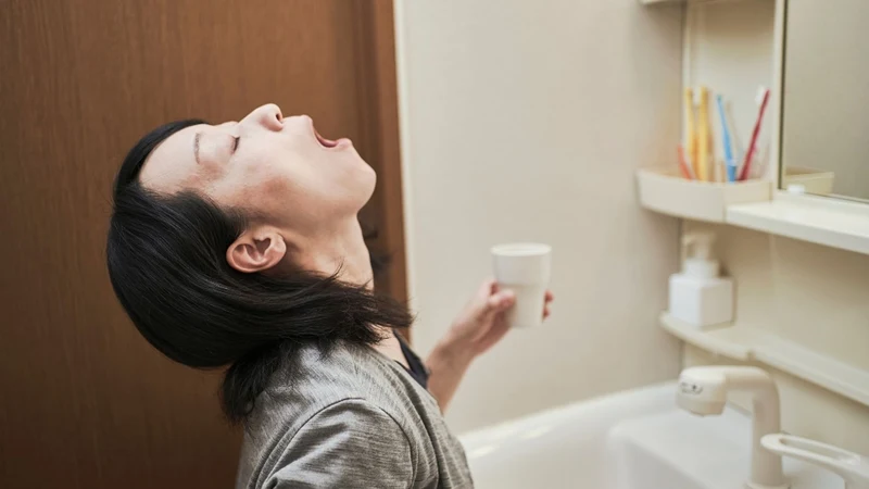 Có thể dùng nước muối sinh lý để nhỏ mũi hoặc súc họng hằng ngày giúp làm sạch dịch tiết và hỗ trợ niêm mạc hô hấp phục hồi