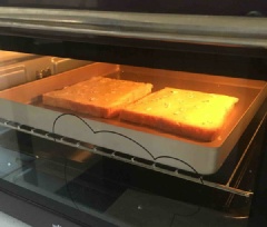 Làm nóng lò nướng ở 200 độ C, cho khay bánh mì vào nướng khoảng 8 phút. Cho đến khi miếng bánh mì chuyển sang màu vàng. Tắt lò.
