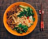 Bún bò xào nóng hổi thơm lừng, thịt bò vừa chín tới mềm ngon+với nước mắm chua ngọt ăn kèm rau sống rất hấp dẫn 😋👍