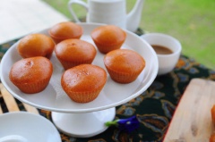 Cho cupcake caramel hấp ra rack để nguội là có thể dùng. Những chiếc cupcake caramel hấp nở mềm xốp, vị ngọt dịu, thật thơm và ngon. Hứa hẹn mang đến cho cả nhà món ăn vặt hấp dẫn vô cùng.