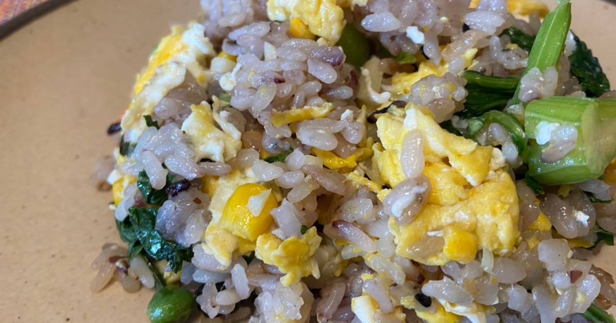 Cơm rang thập cẩm với lá cần tây (Fried rice with celery leaves)