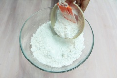 Trộn bột bánh lá mít: Lấy một cái chén, múc bớt 50 ml nước cốt dừa hòa tan cùng 30ml nước lọc, ta có nước cốt dão. Sau đó, cho vào tô lớn: 300gr bột gạo, 30 gram bột năng, 50gr đường, 150ml nước lá mơ cùng nước cốt cốt dão.