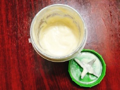 Sầu riêng mua về tách bỏ hạt và vỏ, thu lấy khoảng 300g cơm sầu riêng. Cơm sầu riêng cho vào máy xay sinh tố cùng với 300ml sữa tươi không đường, bật nút và xay nhuyễn hỗn hợp.