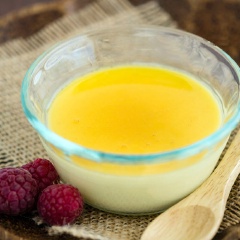 Khi dùng, chan nước caramel lên mặt bánh. Bánh mềm, thơm, có vị béo ngọt của sữa tươi và trứng gà.