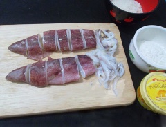Làm sạch mực, rửa với chút rượu trắng để khử mùi tanh, cắt miếng vừa ăn. Hình dạng phổ biến nhất của mực chiên bơ là vòng tròn nên bạn cắt khoanh mực. Bạn có thể cắt miếng dài nếu thích.