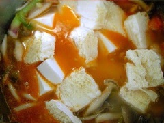 Sau đó cho cà chua vào đảo đều đến khi chín mềm thì chế 1 lít nước vào nấu sôi. Tiếp đó cho đậu hũ, tôm lột vỏ, làm sạch vào đun sôi. Nêm nếm gia vị cho vừa ăn và đợi nguyên liệu chín là xong nha. Múc canh ra chén và thưởng thức ngay khi còn nóng.