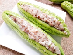 Nhẹ nhàng nhồi phần thịt vào bên trong, làm tương tự như vậy đến hết phần nguyên liệu. Sau đó bạn trần sơ khổ qua rồi cắt thành từng miếng nhỏ dài khoảng 2-3 cm.