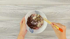Chuẩn bị nhân bánh: Bạn chuẩn bị nguyên liệu, thái hạt lựu nấm mèo và củ sắn hoặc thái sợi. Cho nấm mèo vào thịt uớp với hành băm, đường hạt nêm và tiêu, thêm xíu nước mắm, trộn đều 2 nguyên liệu và để 15 phút cho thịt ngấm.