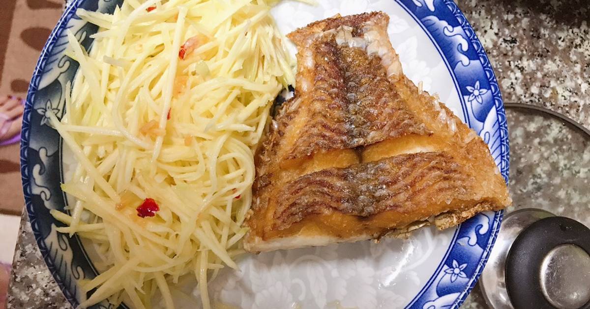 Cá điêu hồng chiên cặp xoài bằm