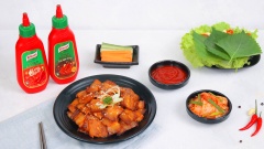Bày thịt nướng ra đĩa, rắc thêm mè rang và chấm kèm tương ớt Knorr. Chuẩn bị thêm một ít “panchan” nhỏ nhỏ ăn kèm như kim chi, salad củ cải, rau xà lách cùng một ít cà rốt dưa leo là cả nhà có thể thưởng thức một bữa tiệc thịt nướng không thua gì ngoài hàng rồi. Cùng vào bếp và thực hành ngay thôi nào!
