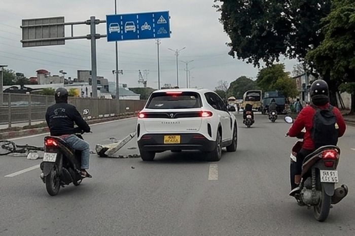 Ô tô và xe máy không xi nhan, chuyển làn ẩu dẫn tới tai nạn - Báo Xây Dựng