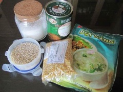 Đậu xanh ngâm trong nước 4 tiếng cho nở mềm, rồi vo sạch, vớt ra để ráo. Cho đậu vào nồi, đổ nước ngập qua đậu, nấu sôi ở lửa nhỏ cho đến khi đậu xanh chín mềm, vừa nấu vừa khuấy để đậu không cháy. Đậu chín hớt bớt nước, cho đường, vani vào khuấy đều. Lúc này cực quan trong để cho ra món chè ngon đấy, bạn dùng muỗng đánh đều đến khi đậu xanh sánh lại, đặc sệt là được. Hoặc bạn có thể cho vào máy xay rồi cho ra nấu lại lần nữa cũng được.