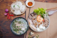 Hủ tiếu Nam Vang với những nguyên liệu đơn giản, dễ tìm, dễ mua và ta đã có ngay một tô hủ tiếu chất lượng, ngon ngọt tự nhiên. Trong tô hủ tiếu cung cấp đầy đủ chất dinh dưỡng khi có cả tôm tươi, trứng cút bùi bùi, lòng và gan, thịt luộc ăn kèm với rau, giá hẹ vừa giàu chất xơ vừa giàu protein cần thiết cho một ngày dài hoạt động. Chị em nào muốn vào bếp nấu hủ tiếu Nam Vang cho cả nhà ăn sáng thì nhanh tay thêm ngay cách nấu hủ tiếu này vào sổ tay nội trợ và thử làm nhé.