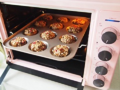 Cho hỗn hợp thành 12 phần đều nhau, vê hơi tròn rồi đặt vào các khay cupcake. Rắc 1 ít yến mạch ăn liền lên trên các viên bột. Đặt khay vào lò nướng ở 160 độ C trong khoảng 25 phút là được.