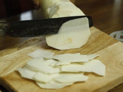Măng tươi mua về gọt bỏ phần già, để khô. Sau đó, bào măng thành những miếng mỏng hoặc cắt sợi cũng được. Ớt, tỏi thái lát. Bình thủy tinh rửa thật sạch, để khô ráo, có thể trụng sơ qua nước sôi.