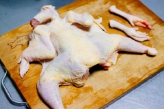 Gà mua về rửa sạch, để ráo sau đó ép phần bụng gà xuống mặt thớt, ép phẳng thân gà ra để khi nướng gà được nhanh và đều hơn. Tiếp đến bạn cho dầu hào, nước mắm, nước sốt cà, rượu trắng, bột ớt, tỏi băm vào nồi trộn đều.