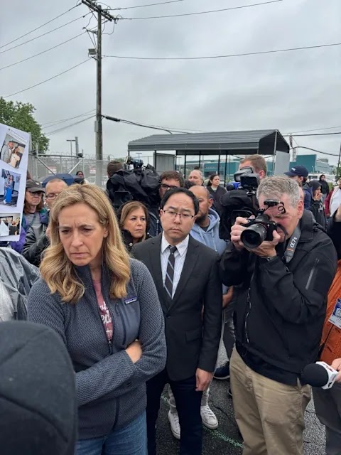 Governadora Mikie Sherrill em meio a manifestantes e jornalistas em frente ao Delaney Hall