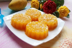 Bánh trung thu rau câu vị xoài có màu vàng đặc bắt mắt, xoài chín ngọt thanh và thơm đăc trưng. Xoài chín xay nhuyễn ray mịn rồi trộn với nước rau câu đổ ra khuôn bánh trung thu là có ngay món tráng miệng mát lạnh măm măm giải nóng rồi nhé!