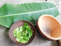 Làm thịt gà sạch sẽ, lấy hết ruột. Nguyên/vật liệu còn lại (trừ muối hột) rửa sạch sẽ, để ráo.