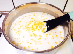 Vớt những viên trân châu đã luộc chín lúc nãy và bột đường vanilla cho vào chung nồi chè, nấu lại thêm vài phút nữa là được. Như vậy là đã có 1 nồi chè bắp trân châu thơm lừng, béo ngậy thêm những viên trân châu dai dai ngon hết ý luôn rồi.