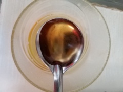 Cho 1 muỗng canh nước mắm + 1 muỗng cà phê bột ngọt + 1 ít tiêu xay vào chén trứng.