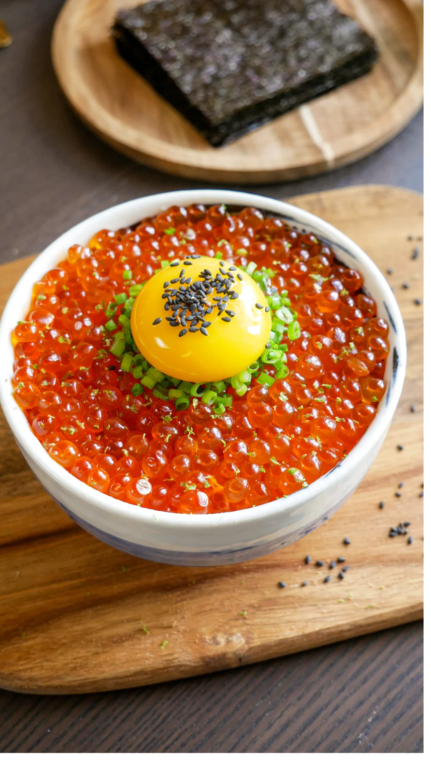 Ikura Don vơi lòng đỏ trứng gà và vụn rong biển