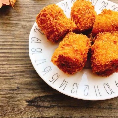 Cho chuối chiên xù ra đĩa và dùng ngay khi nóng. Miếng chuối chiên xù với lớp vụn bánh mì giòn tan, cắn vào nóng hôi hổi, thơm bùi và ngọt ngào hương chuối chín khiến bạn ăn ngon quên cả lối về. Cách làm chuối chiên xù thật đơn giản đúng không nào? Chúc bạn làm chuối chiên xù thành công và ăn ngon miệng nhé!