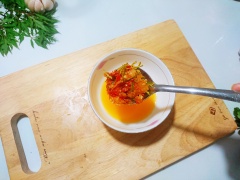 Vắt nước của quýt ra chén. Cho tỏi đã bóc vỏ, ớt, đường vào cối dùng chày giã nhuyễn, tiếp tục cắt nhuyễn 1/8 lớp vỏ của 1 trái quýt vào cối, dùng chày miết nhẹ cho phần vỏ tỏa hương. Cho tất cả hỗn hợp tỏi ớt vào chén nước quýt, thêm nước mắm và khuấy đều.