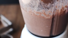 Sau khi xay nhuyễn bạn rót ra ly đã ướp lạnh, thêm kem topping, trang trí thêm bánh oreo bẻ vụn và rắc thêm 1 ít cacao là có thể thưởng thức cookie đá xay tuyệt ngon này rồi.
