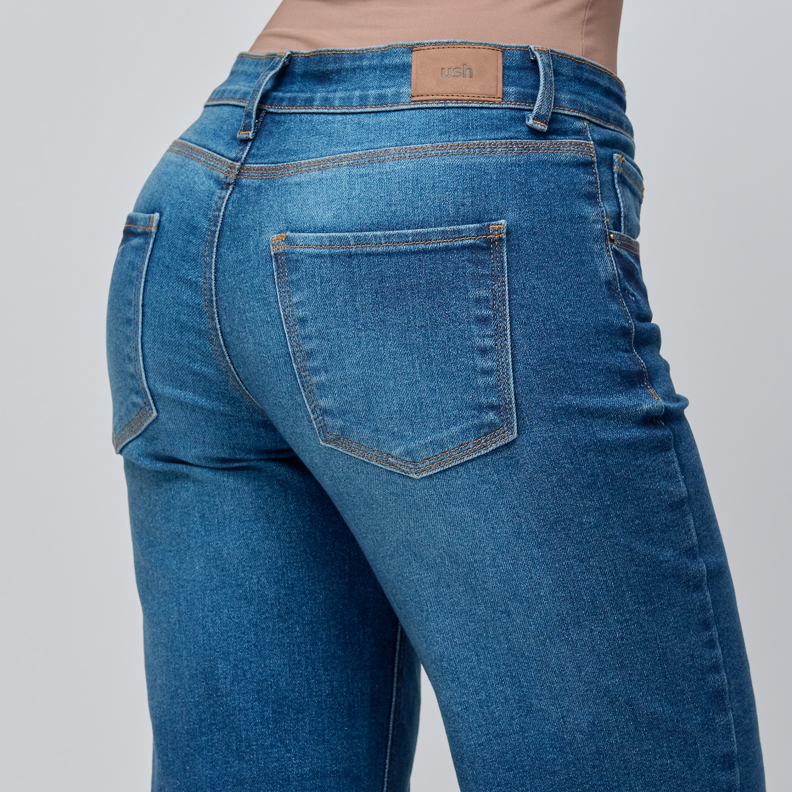 Jean vaquero flare tiro medio en denim licrado, color azul oscuro - Vista 6
