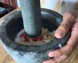 Làm hồn hợp nước mắm gừng, sau khi băm các thành phần ra nước thì thêm nước cốt chanh và mắm chay vào