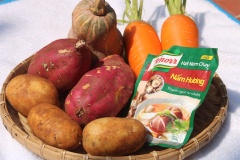 Rửa sạch khoai tây, khoai lang, cà rốt, bí đỏ, để ráo nước rồi gọt bỏ vỏ. Cắt miếng vừa ăn.