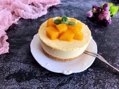 Gỡ bánh mousse xoài - mango mousse ra khỏi khuôn bánh, trang trí một ít thịt xoài chín thái nhỏ hạt lựu lên trên nữa là có thể cắt nhỏ và chia phần cho các thành viên trong gia đình cùng nhâm nhi được rồi đó.