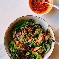 Nếu ăn cay bạn có thể cho thêm nhiều sốt cay hơn vào món salad gà nướng này nhé! Hoặc có thể thêm đậu phộng, mè hoặc hạt điều để món ăn hấp dẫn hơn.