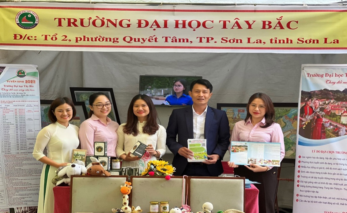 Trường Đại học Tây Bắc tham gia Ngày hội việc làm và tư vấn hướng nghiệp năm 2022 tại huyện Mộc Châu