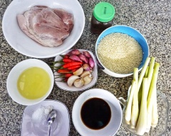 Thịt ba chỉ sau khi rửa sạch thái hạt lựu. Sả bóc lớp vỏ ngoài băm nhỏ. Hành khô bóc vỏ băm nhỏ. Tỏi bóc vỏ băm nhỏ. Ớt rữa sạch cắt lát.