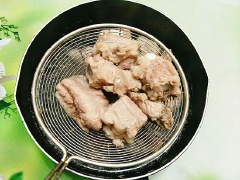 Sườn heo mua về đem rửa sạch rồi chặt miếng vừa ăn sau đó đun 1 nồi nước sôi và cho sườn vào chần sơ qua, vớt ra để cho ráo nước. Mục đích để khử mùi hôi và mỡ bẩn bám lên sườn.