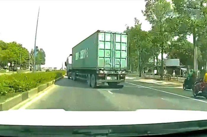 Tài xế xe container lạng lách trên đường Mỹ Phước - Tân Vạn bị phạt đến 50 triệu đồng - Báo Pháp Luật TP.HCM