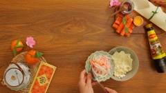Sau khi sơ chế nguyên liệu thô, chúng ta ướp các nguyên liệu này với 10gr dầu hào MAGGI, 2gr mật ong, 5gr giấm. Trộn thật đều lên đến khi các gia vị tan đều.